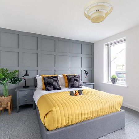 Modern Four Bedroom Four Bathroom Home Τσέλτενχαμ Εξωτερικό φωτογραφία