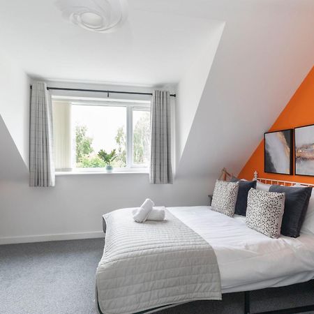 Modern Four Bedroom Four Bathroom Home Τσέλτενχαμ Εξωτερικό φωτογραφία