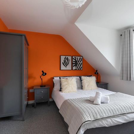 Modern Four Bedroom Four Bathroom Home Τσέλτενχαμ Εξωτερικό φωτογραφία