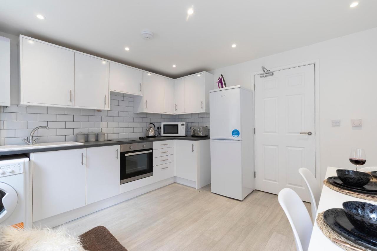 Modern Four Bedroom Four Bathroom Home Τσέλτενχαμ Εξωτερικό φωτογραφία