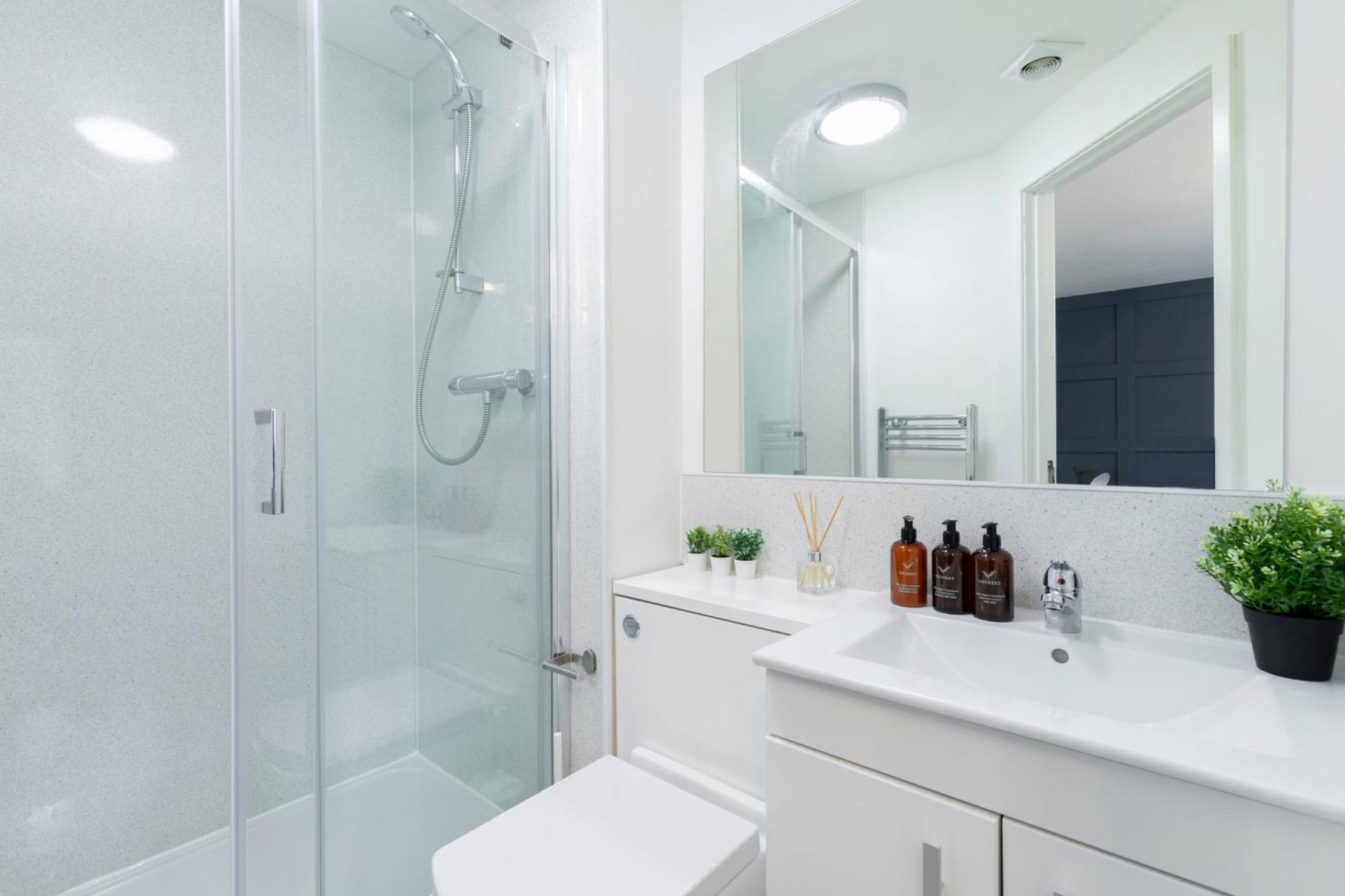 Modern Four Bedroom Four Bathroom Home Τσέλτενχαμ Εξωτερικό φωτογραφία