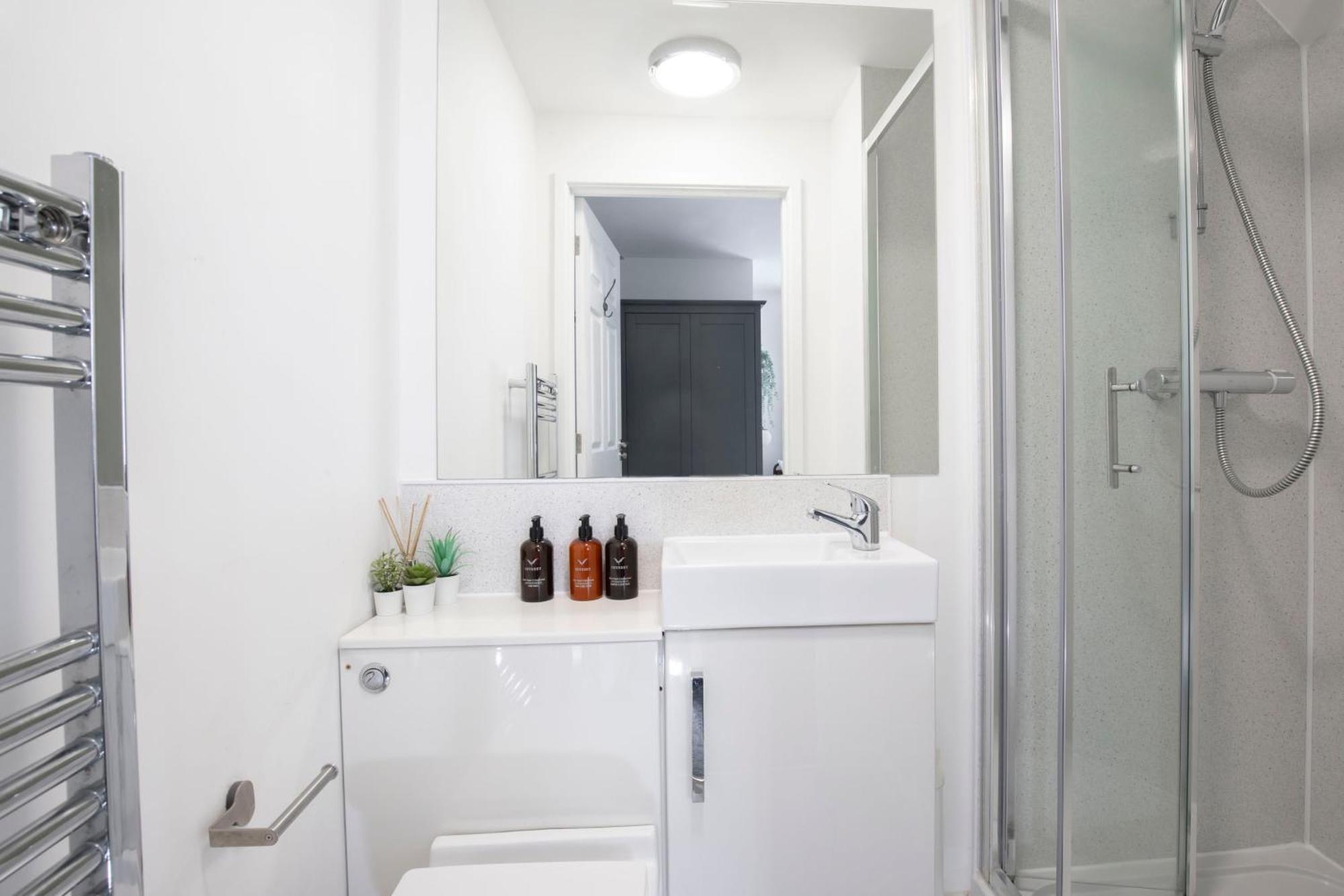 Modern Four Bedroom Four Bathroom Home Τσέλτενχαμ Εξωτερικό φωτογραφία