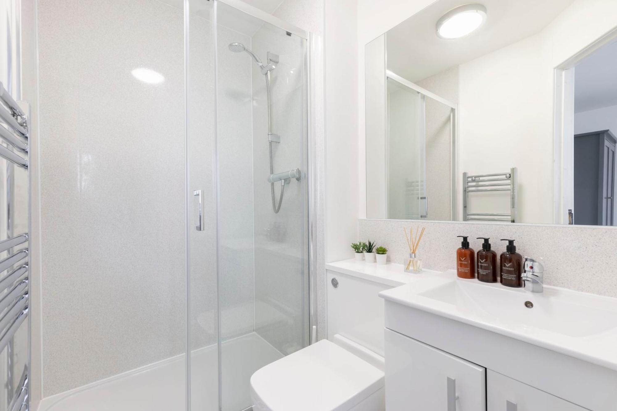 Modern Four Bedroom Four Bathroom Home Τσέλτενχαμ Εξωτερικό φωτογραφία