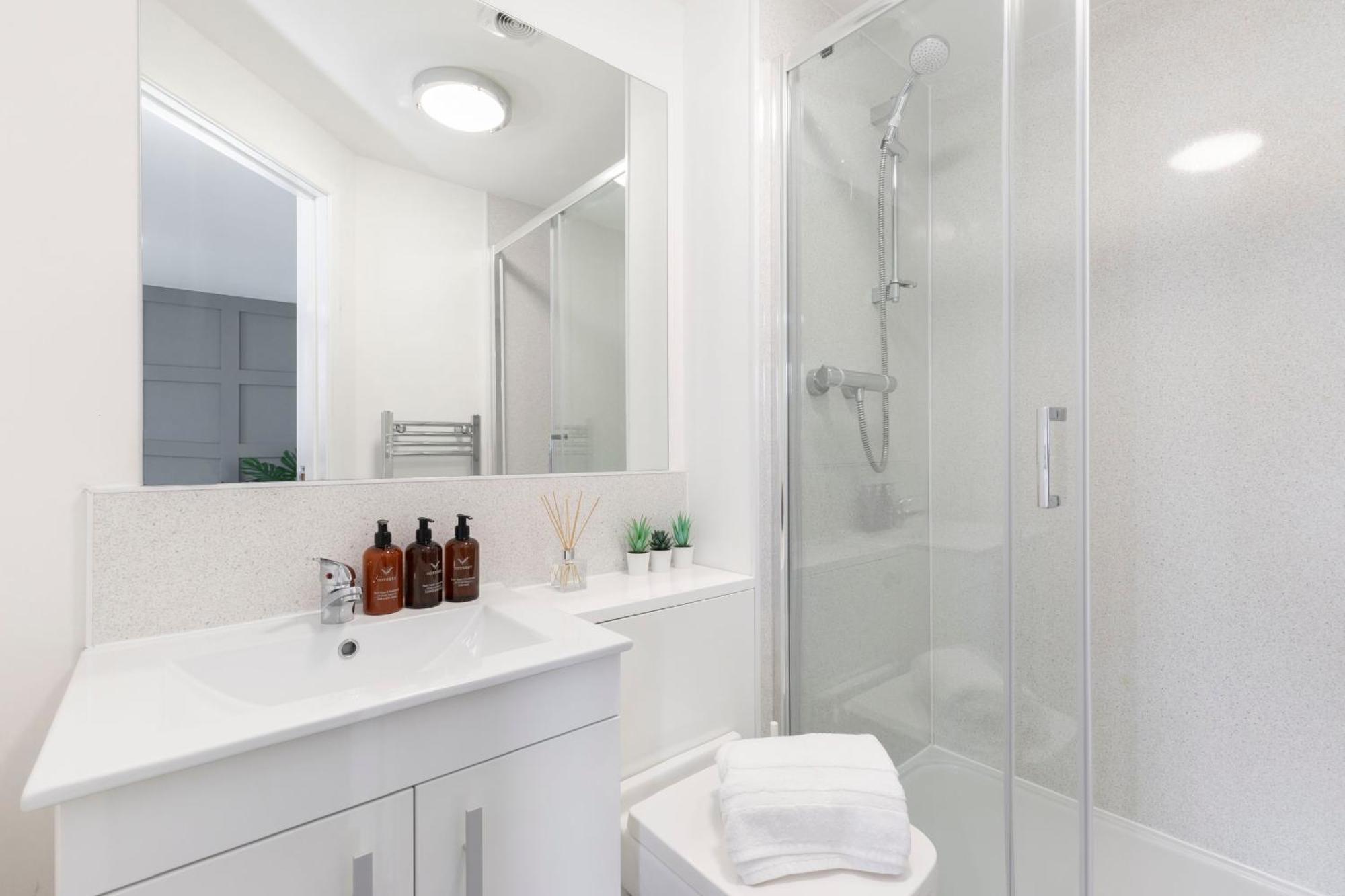 Modern Four Bedroom Four Bathroom Home Τσέλτενχαμ Εξωτερικό φωτογραφία