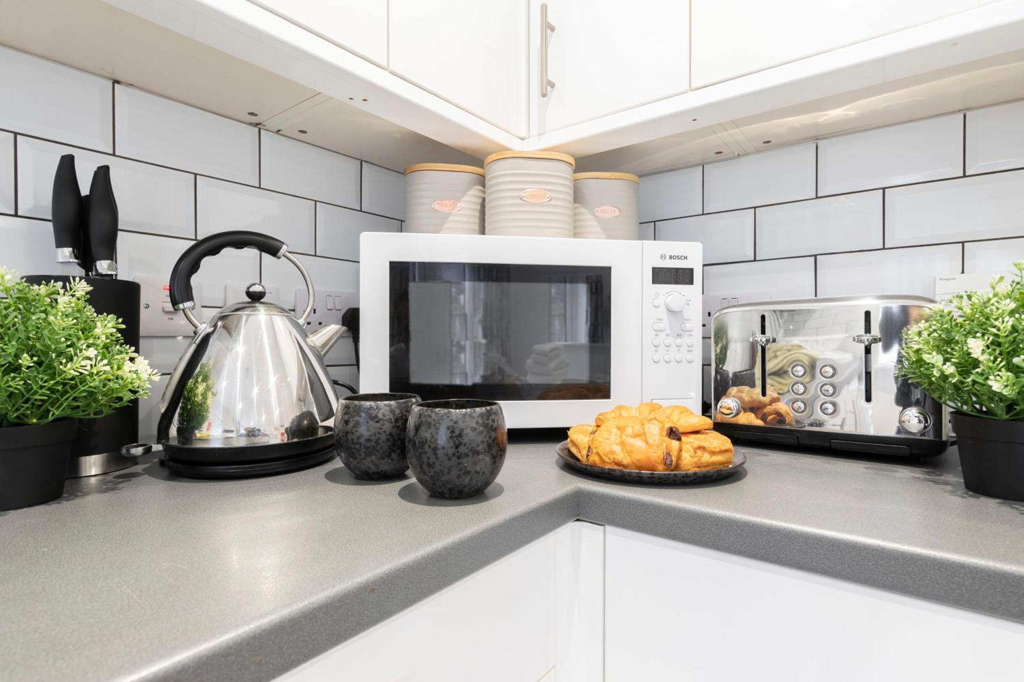 Modern Four Bedroom Four Bathroom Home Τσέλτενχαμ Εξωτερικό φωτογραφία