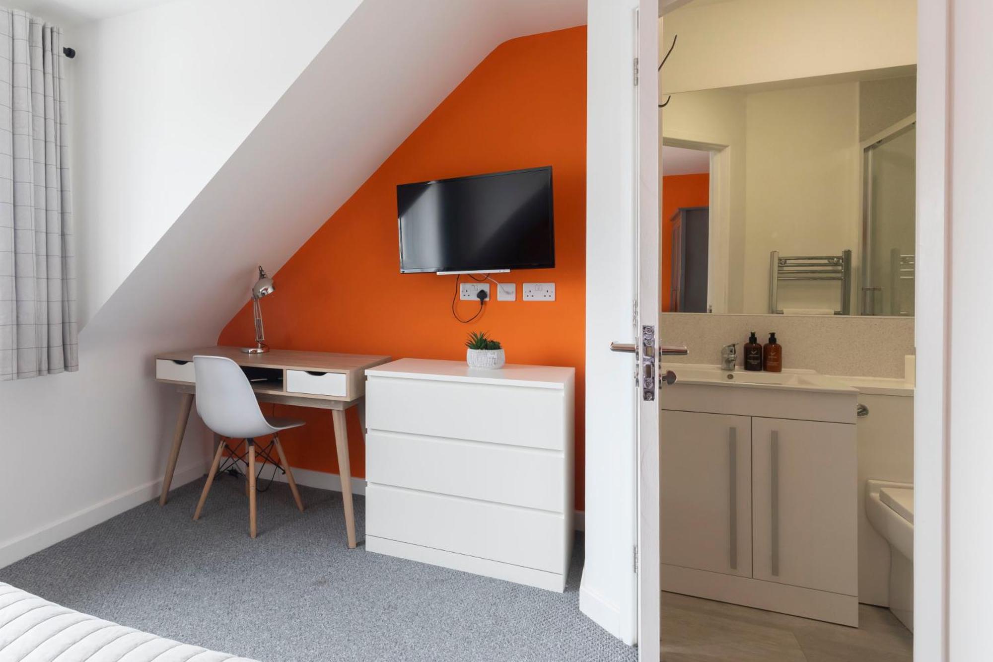 Modern Four Bedroom Four Bathroom Home Τσέλτενχαμ Εξωτερικό φωτογραφία