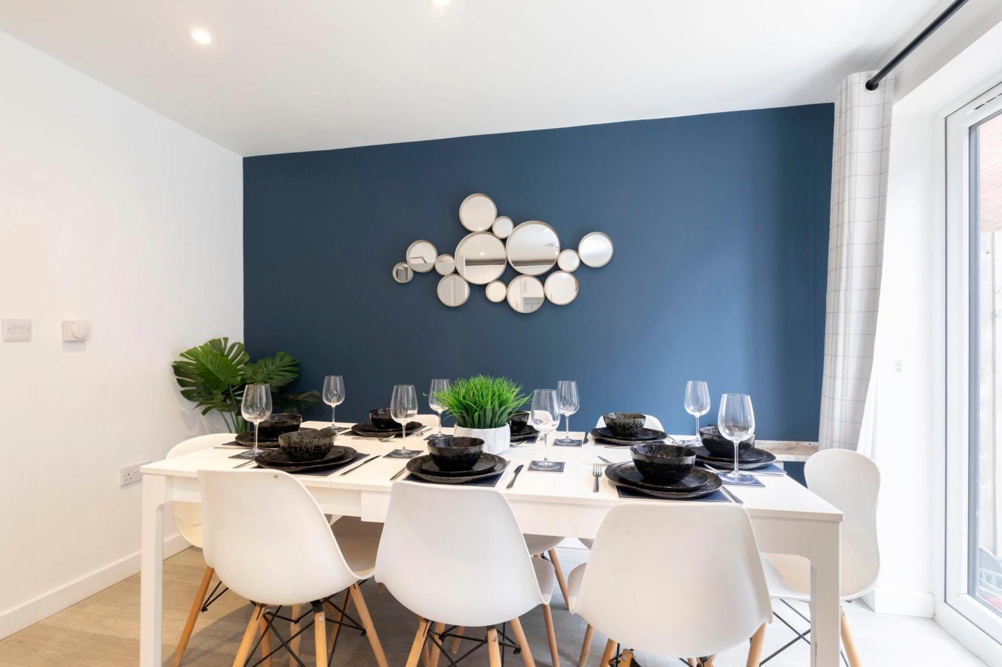 Modern Four Bedroom Four Bathroom Home Τσέλτενχαμ Εξωτερικό φωτογραφία