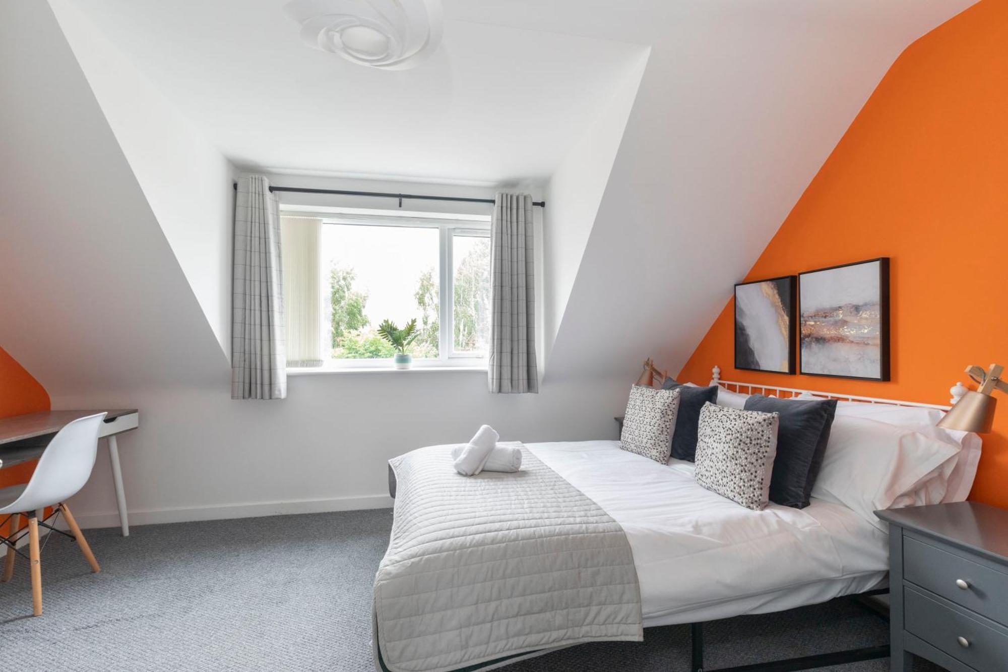 Modern Four Bedroom Four Bathroom Home Τσέλτενχαμ Εξωτερικό φωτογραφία