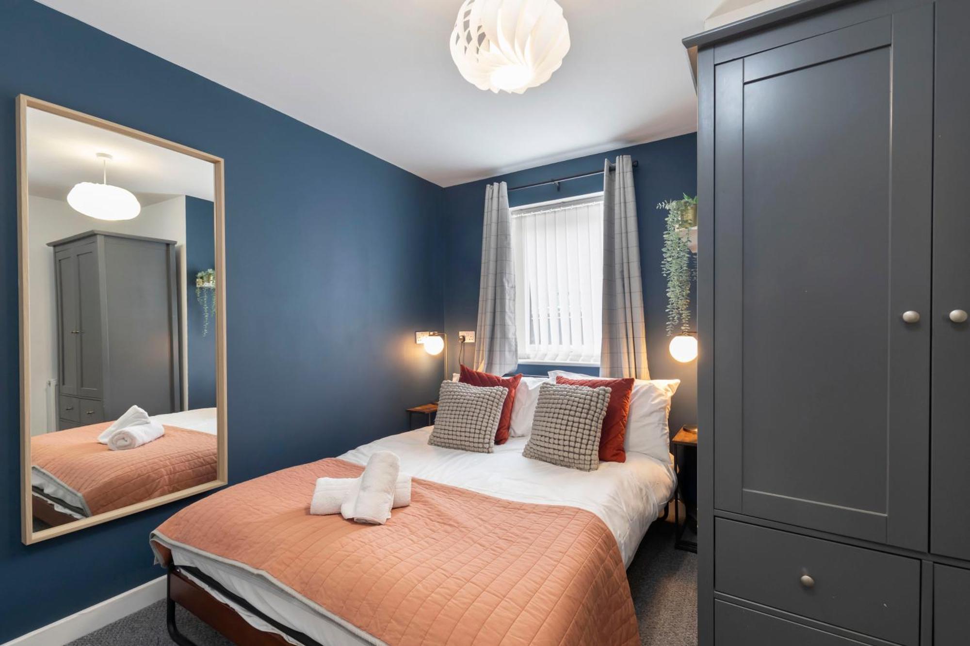 Modern Four Bedroom Four Bathroom Home Τσέλτενχαμ Εξωτερικό φωτογραφία