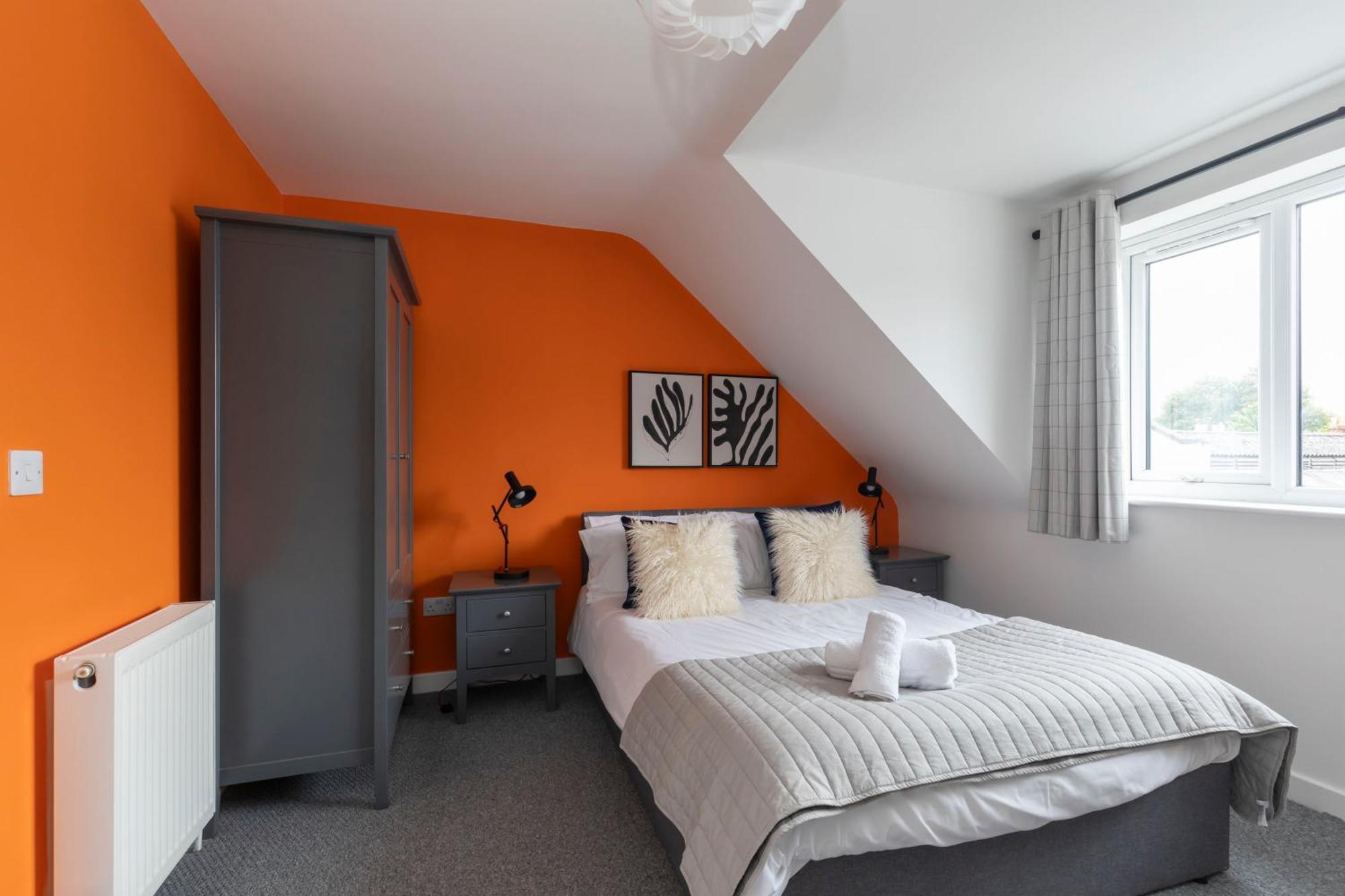 Modern Four Bedroom Four Bathroom Home Τσέλτενχαμ Εξωτερικό φωτογραφία