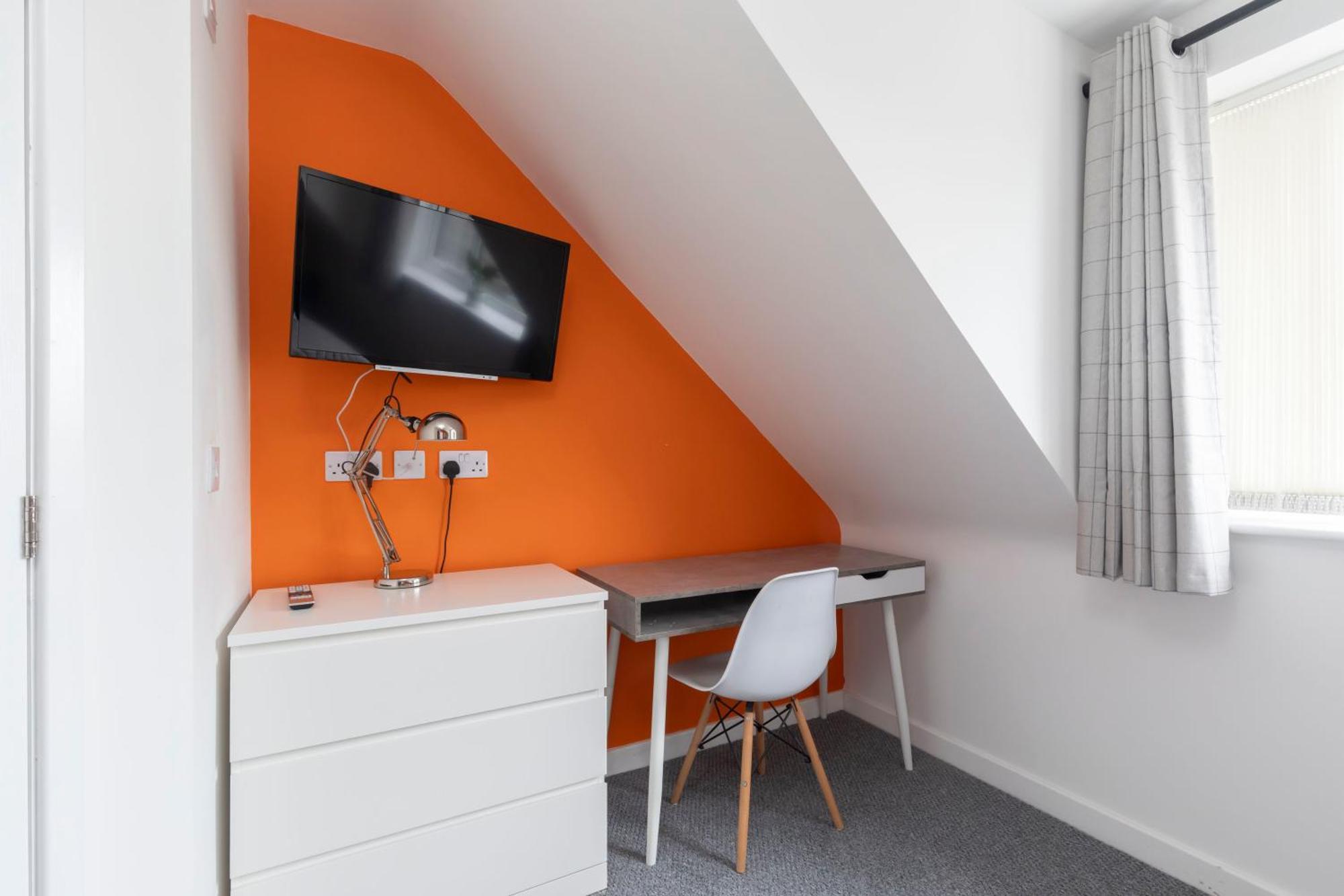 Modern Four Bedroom Four Bathroom Home Τσέλτενχαμ Εξωτερικό φωτογραφία