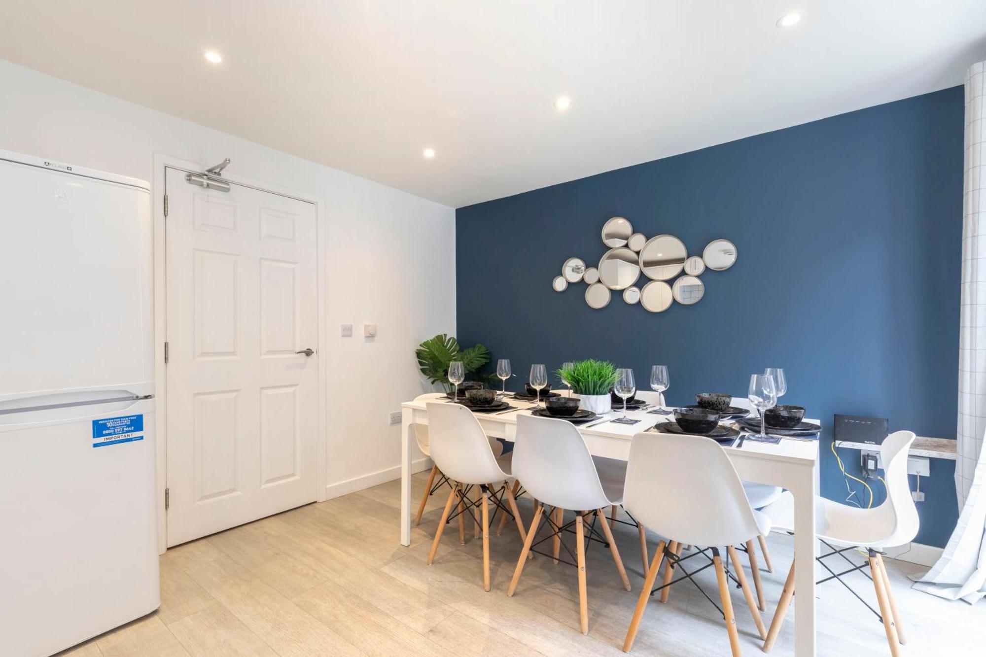 Modern Four Bedroom Four Bathroom Home Τσέλτενχαμ Εξωτερικό φωτογραφία